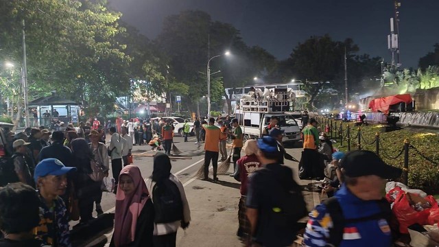 2 MASA AKSI PATUNG KUDA BUBAR,SOALNYA MAU MAGHRIB