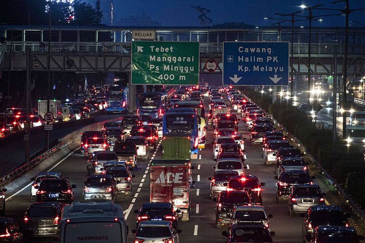 LONG WEEKEND,SEJUMLAH TITIK TOL DIJAKARTA MACET