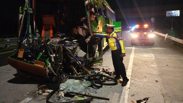 STUDY TOUR KEMBALI MEMAKAN KORBAN,SMP MALANG CELAKA DI TOL JOMBANG,2 ORANG TEWAS