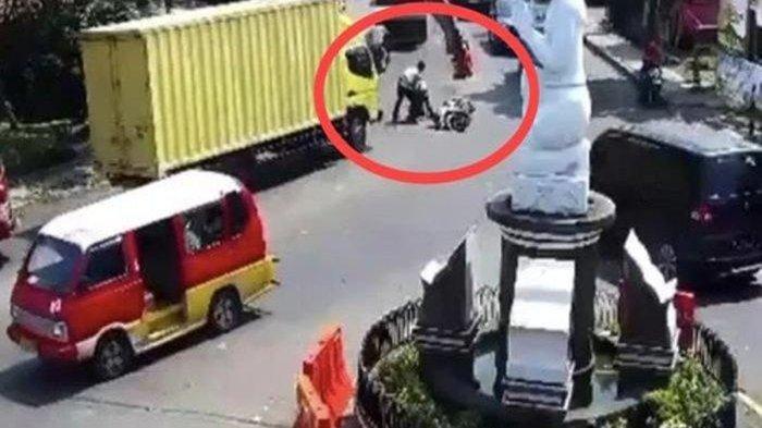 KAGET DI STOP POLISI, PENGENDARA MOTOR JATUH DAN TERLINDAS TRUK