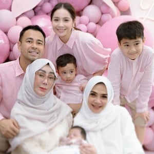 BABY LILY DI AQIQAH NIH, NUANSA SERBA PINK
